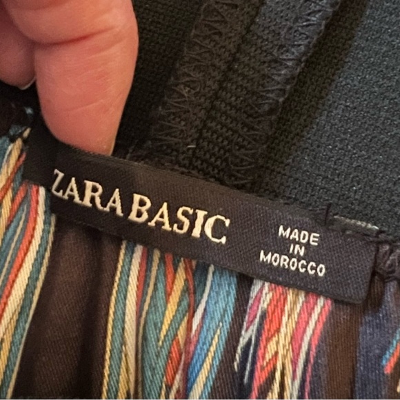 Zara Basic pleated accordion skirt with chain & tassel print on black background - Picture 3 of 5